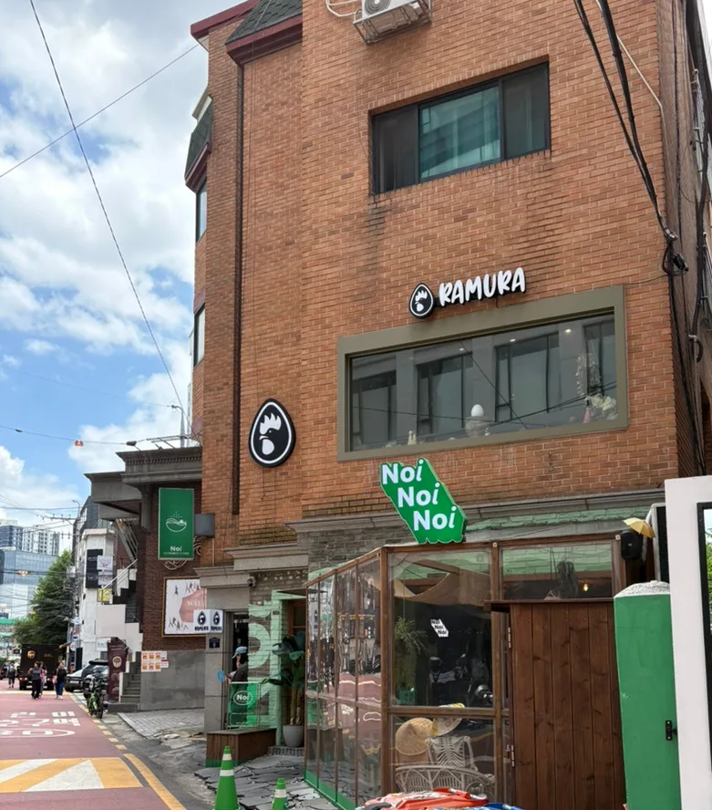 ラムラ 聖水店 — レンガ壁に掲げたRAMURAの看板