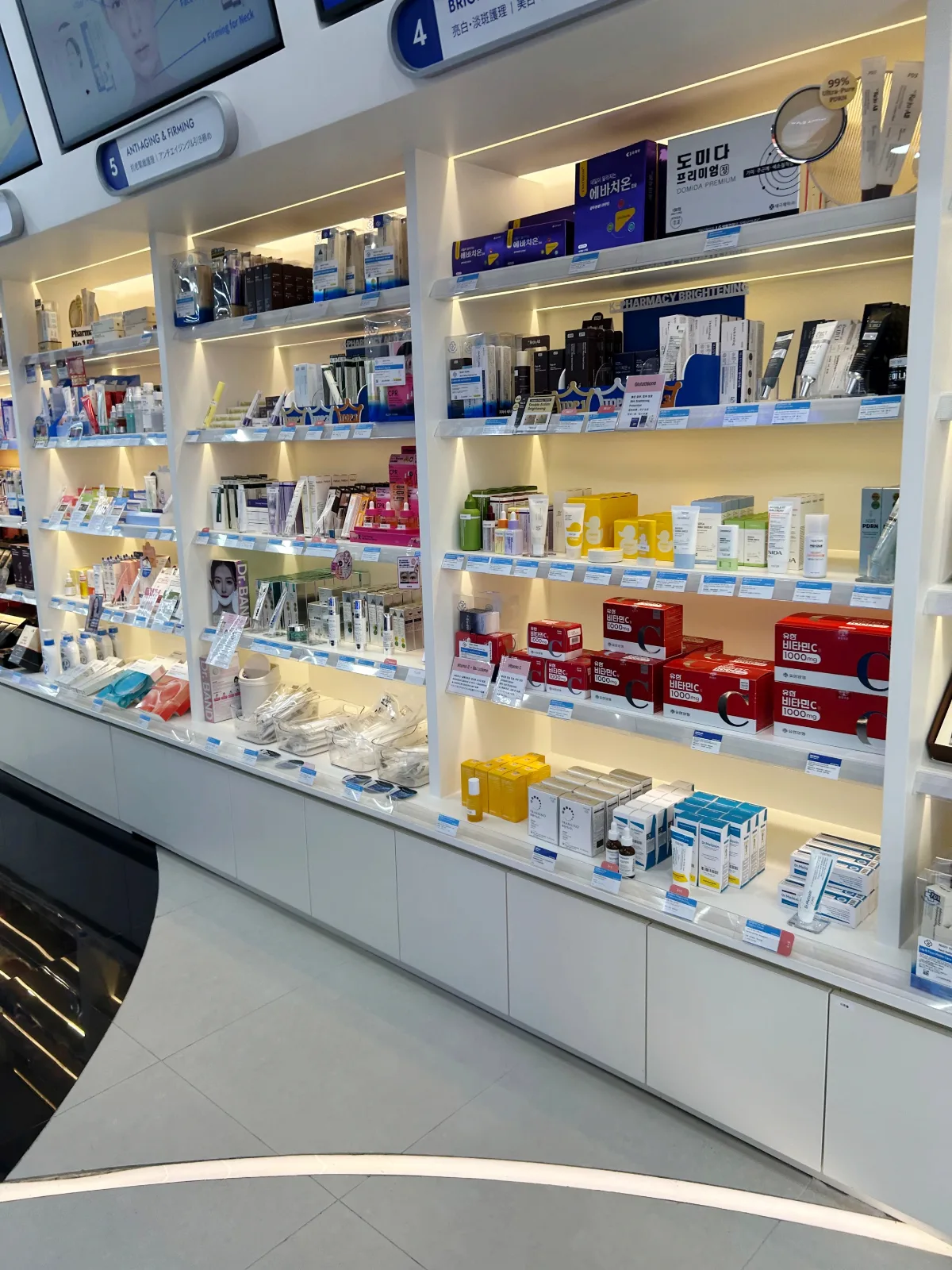 レディヤング薬局 釜山店 — クリームやビタミン剤が並ぶ商品棚