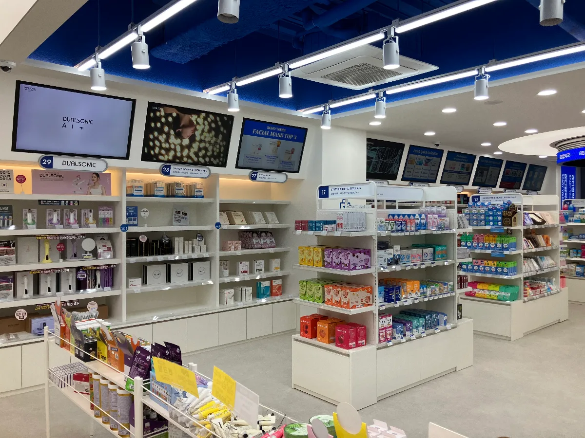 マスクやケア用品が並ぶ広い売り場