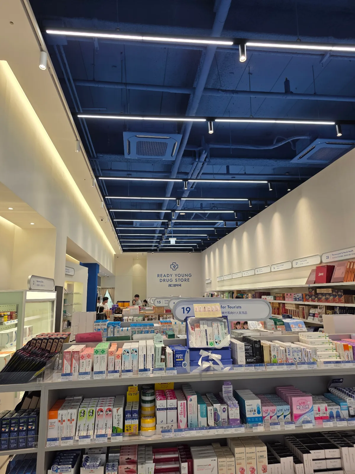 レディヤング薬局 明洞店 — 奥まで続く売り場と薬局コスメ