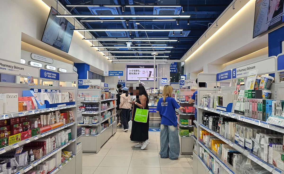 薬局コスメの棚に挟まれた通路