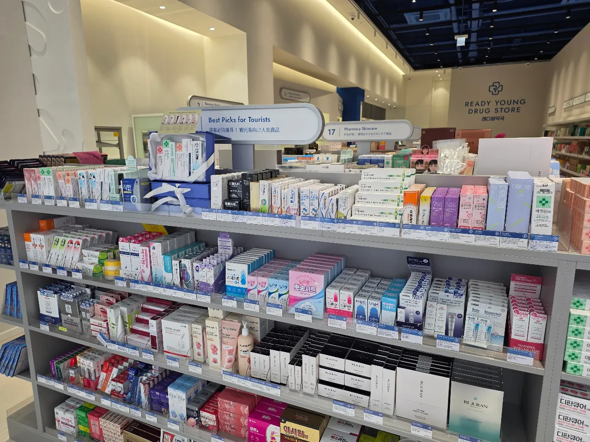 レディヤング薬局 明洞店 — クリームやマスクが並ぶ商品棚