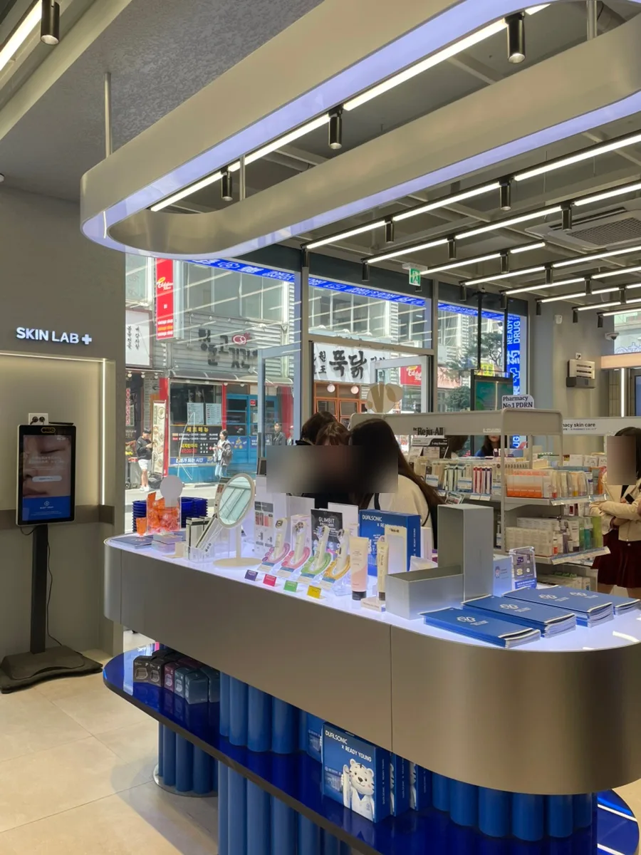 鏡と試用品が並ぶカウンター