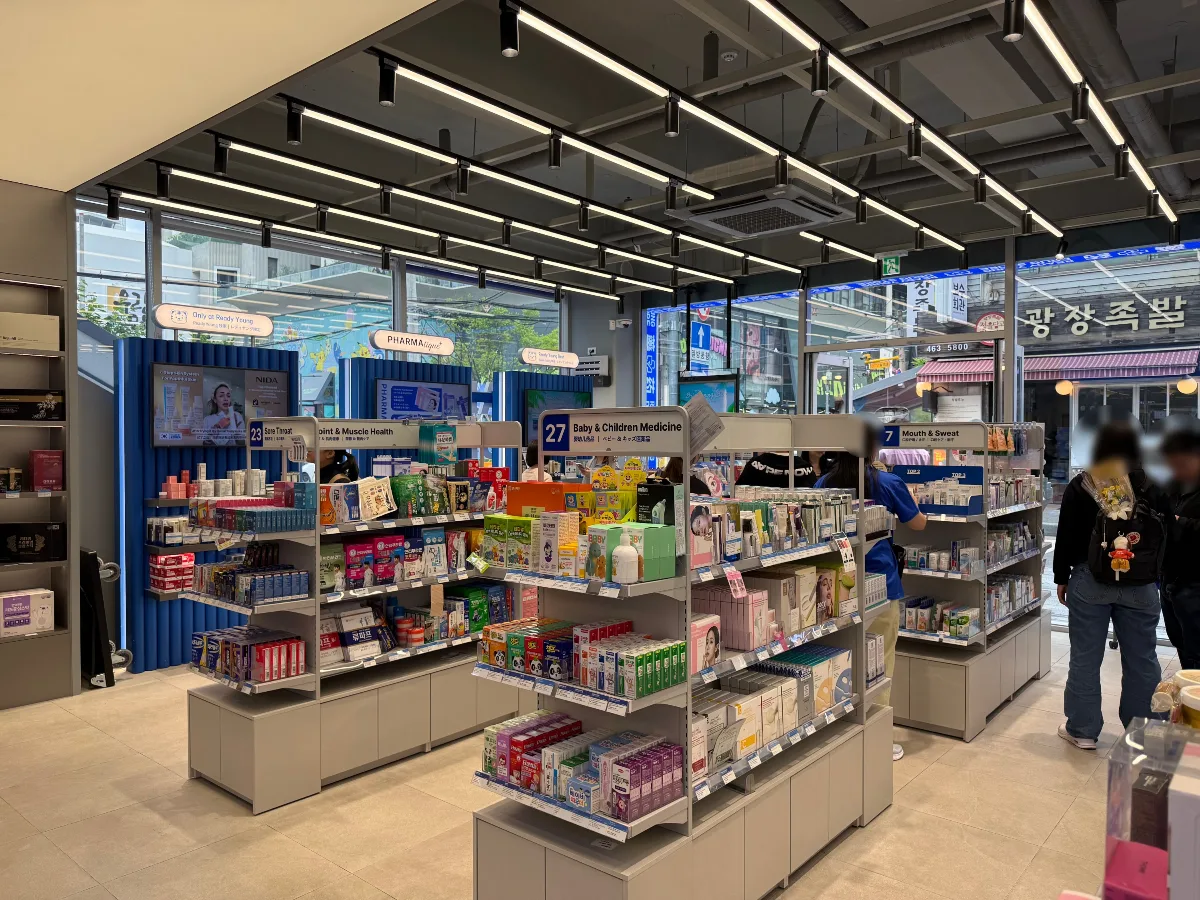 用途別に薬が並ぶ商品棚