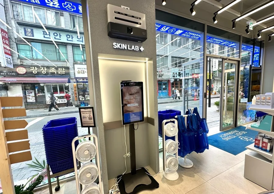 店内に設置された肌診断端末