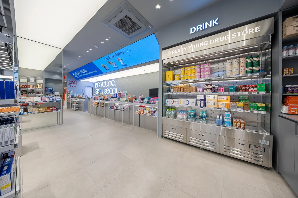 レディヤング薬局 聖水店 — ドリンク棚と広い店内通路