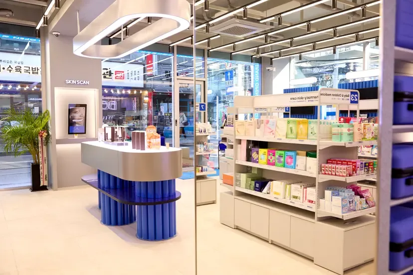 レディヤング薬局 聖水店 — 青いカウンターと商品棚