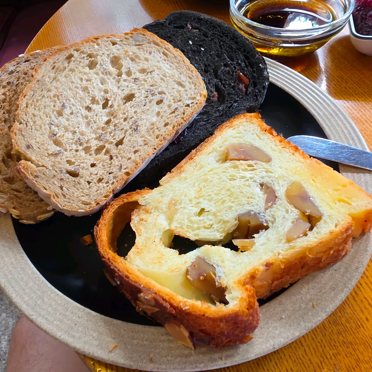 栗入り食パンと薄切りのパン