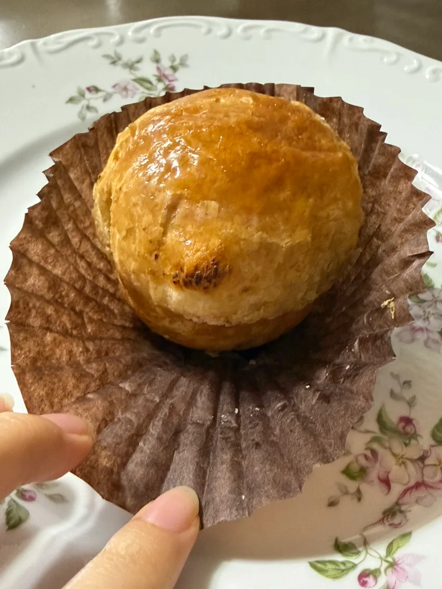 リッチモンド 城山本店 — 花柄の皿にのせた栗パイ