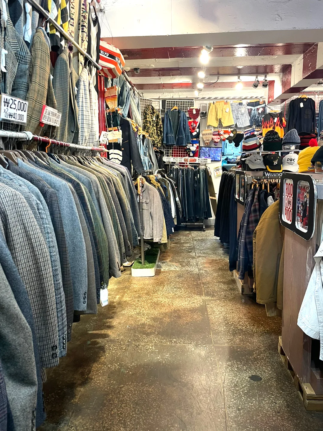 ルース 東廟店 — ジャケットが並ぶ店内の通路