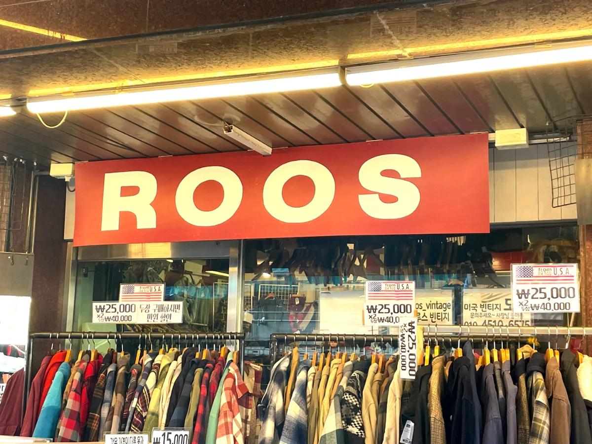 赤いROOSの看板と古着のラック
