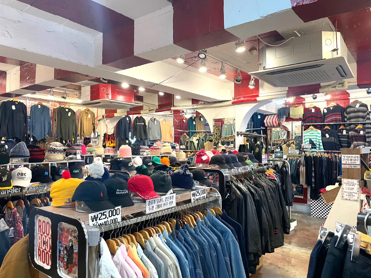 ルース 東廟店 — 帽子と古着が並ぶ売り場