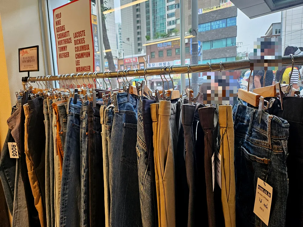ルース 東廟店 — 窓際に並ぶジーンズとパンツ