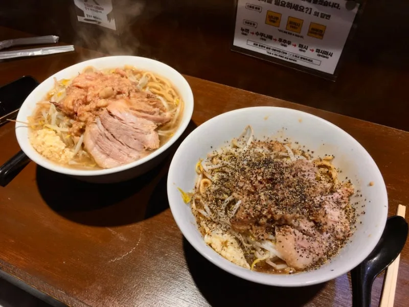 龍人 — 卓上に並ぶラーメンと汁なし麺
