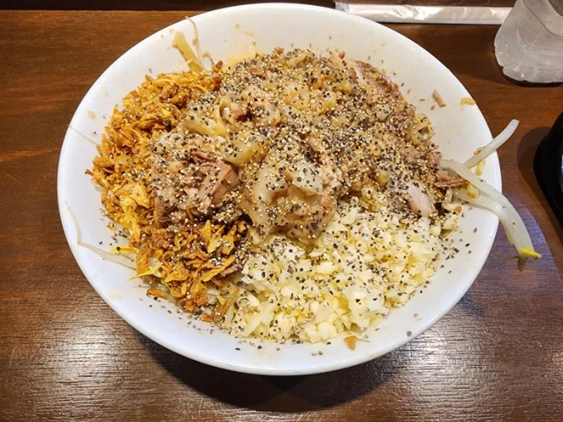 龍人 — 具と香辛料をのせた汁なし麺