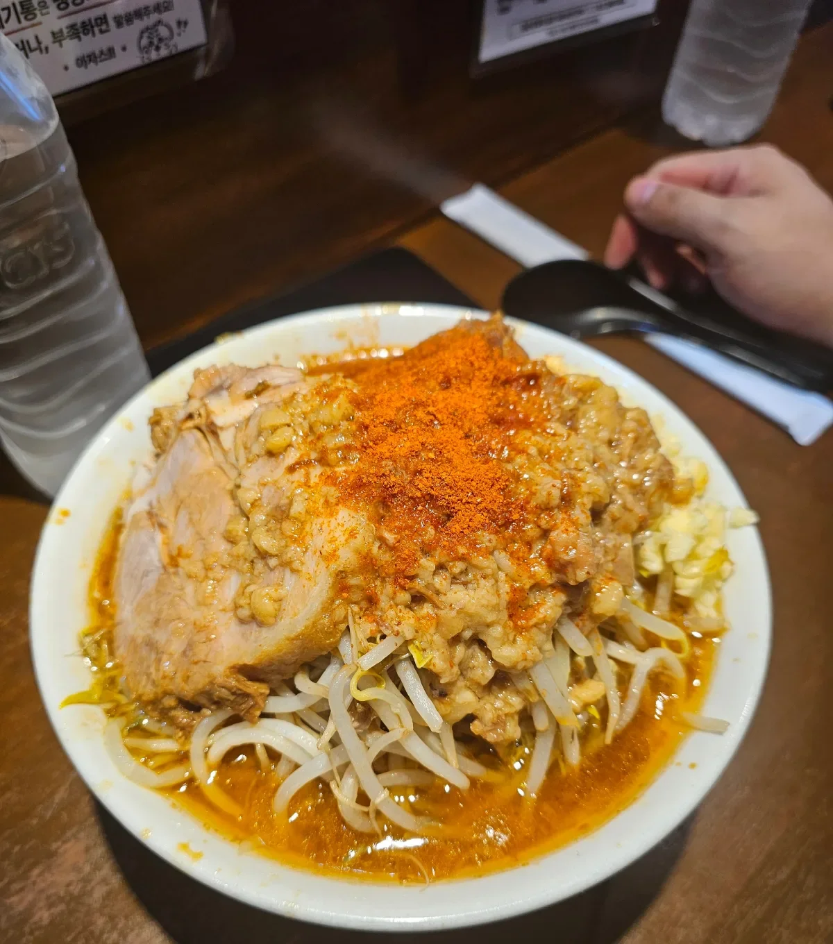 辛味トッピングをのせたラーメン