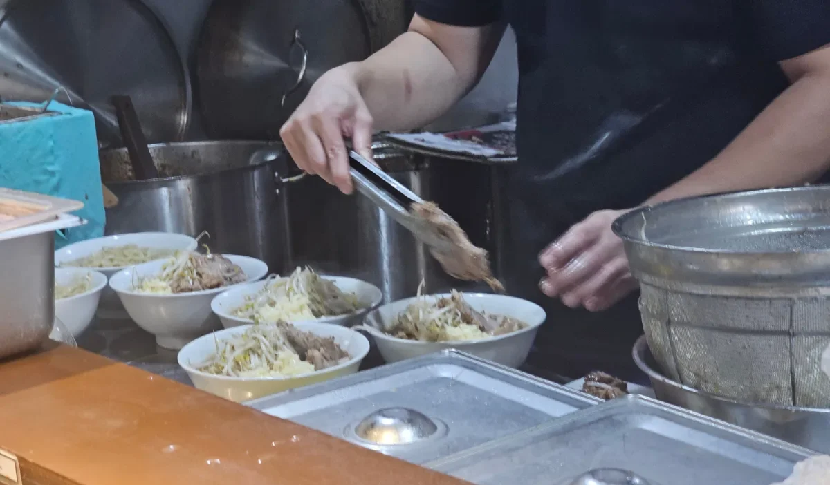 もやしを盛った丼の仕上げ