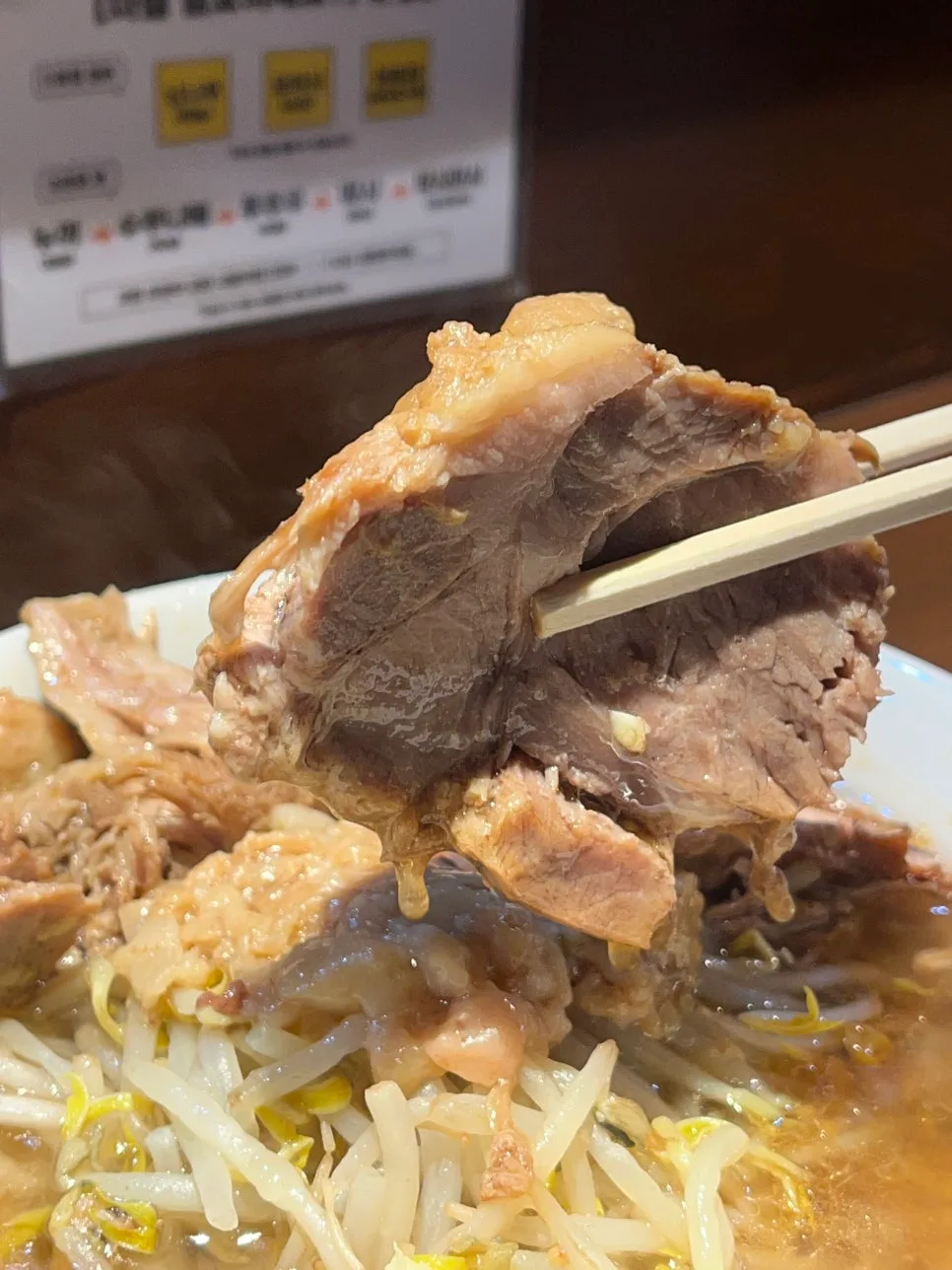 龍人 — 箸で持ち上げた厚切りチャーシュー