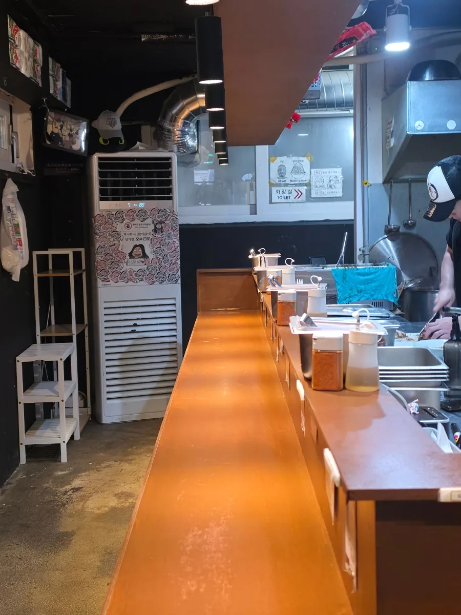 龍人 — 調理場に沿って延びるカウンター