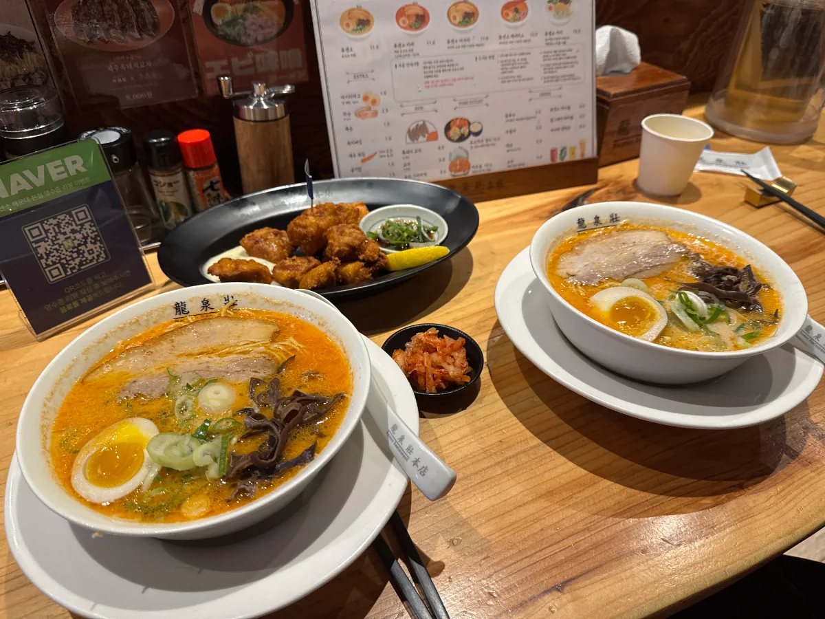 龍泉荘 本店 — ラーメン二杯と鶏の唐揚げ
