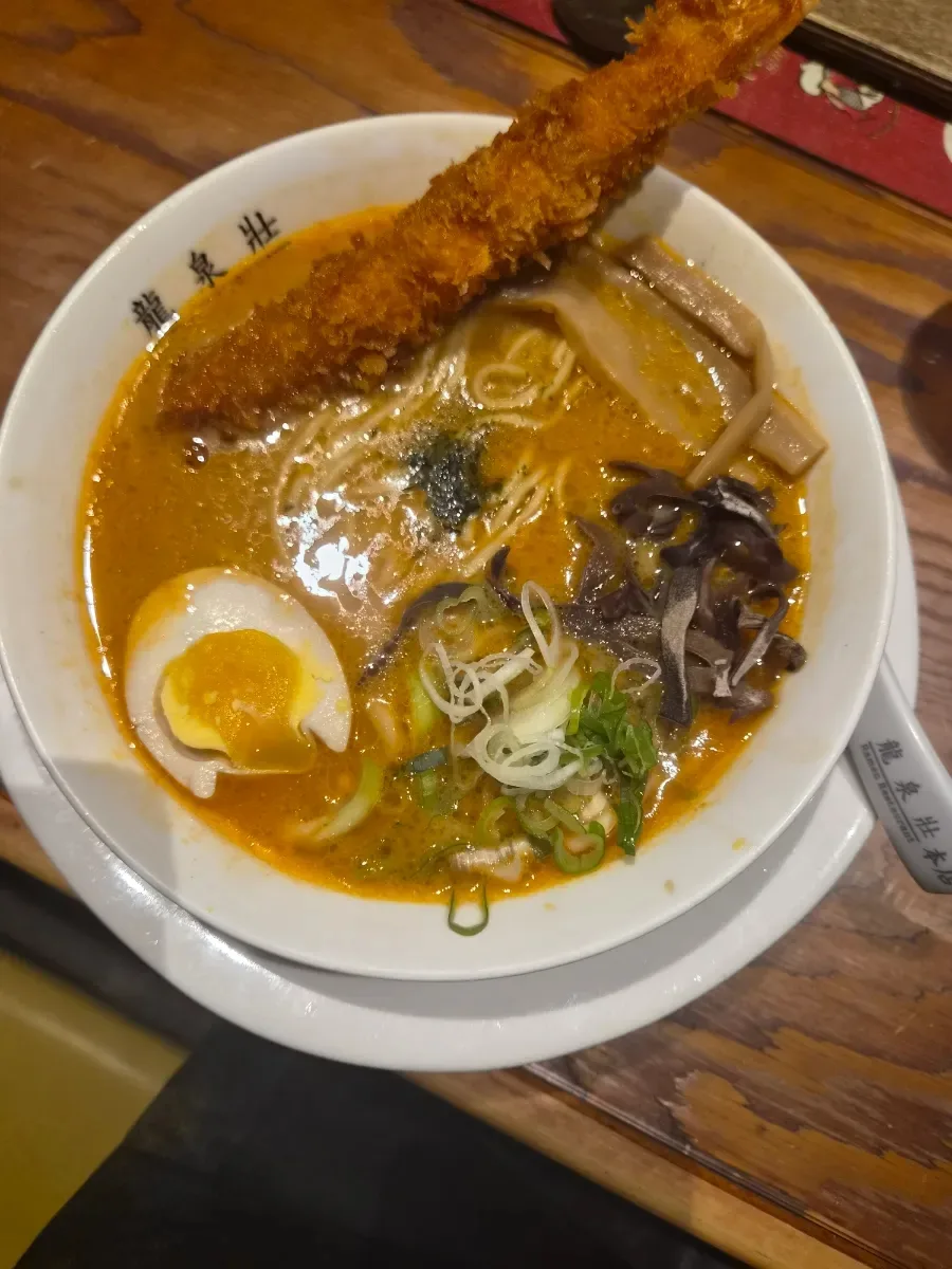 エビフライをのせたエビ味噌ラーメン