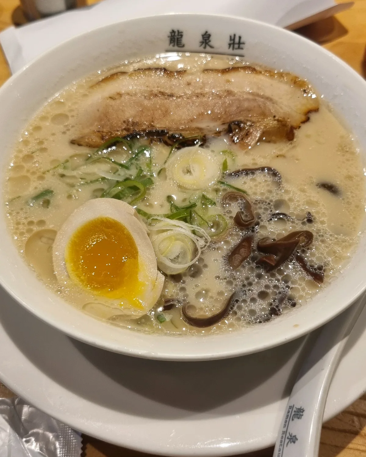 龍泉荘 本店 — 泡立つ白い豚骨スープ
