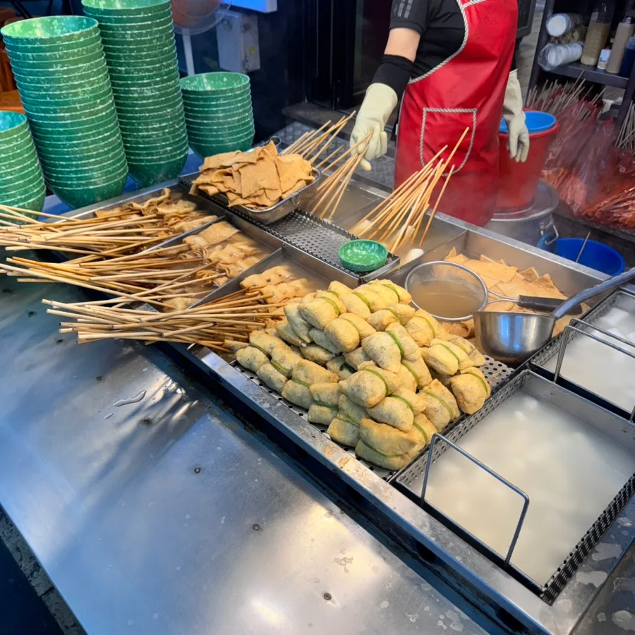 おでん串と油揚げの巾着が並ぶ調理台
