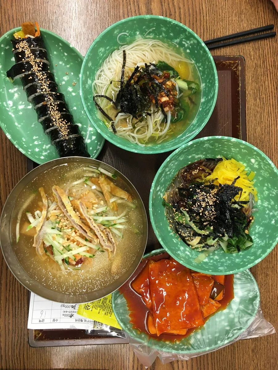 キンパや麺、トッポギが並ぶテーブル