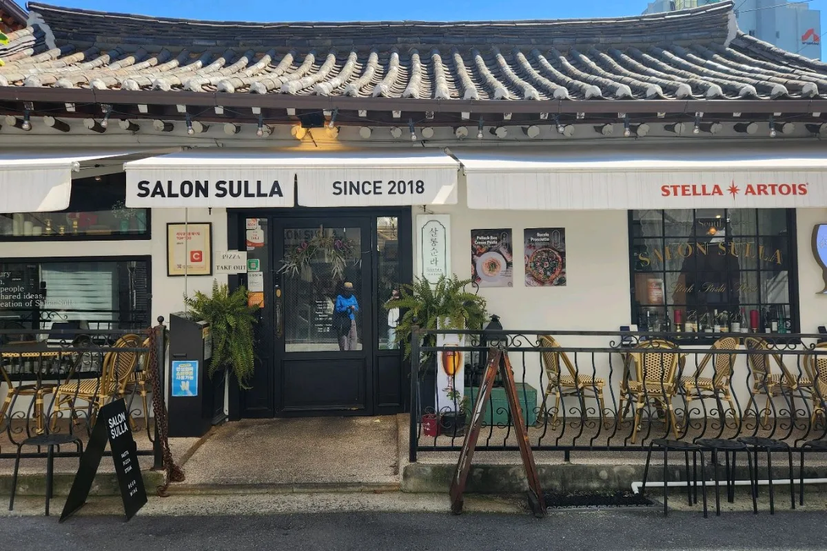 Salon Sulla 西巡邏キル店 — 瓦屋根のサロン・スッラ