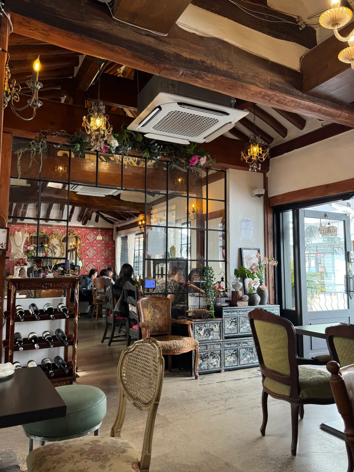 Salon Sulla 西巡邏キル店 — 木の梁と飾り椅子のある店内