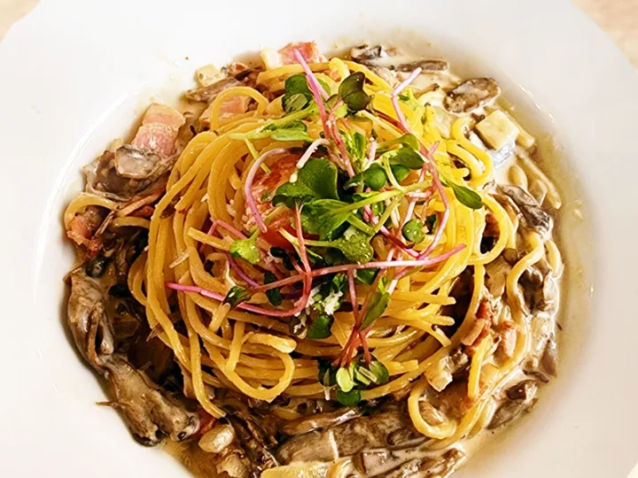 ベーコンときのこのチーズクリームパスタ