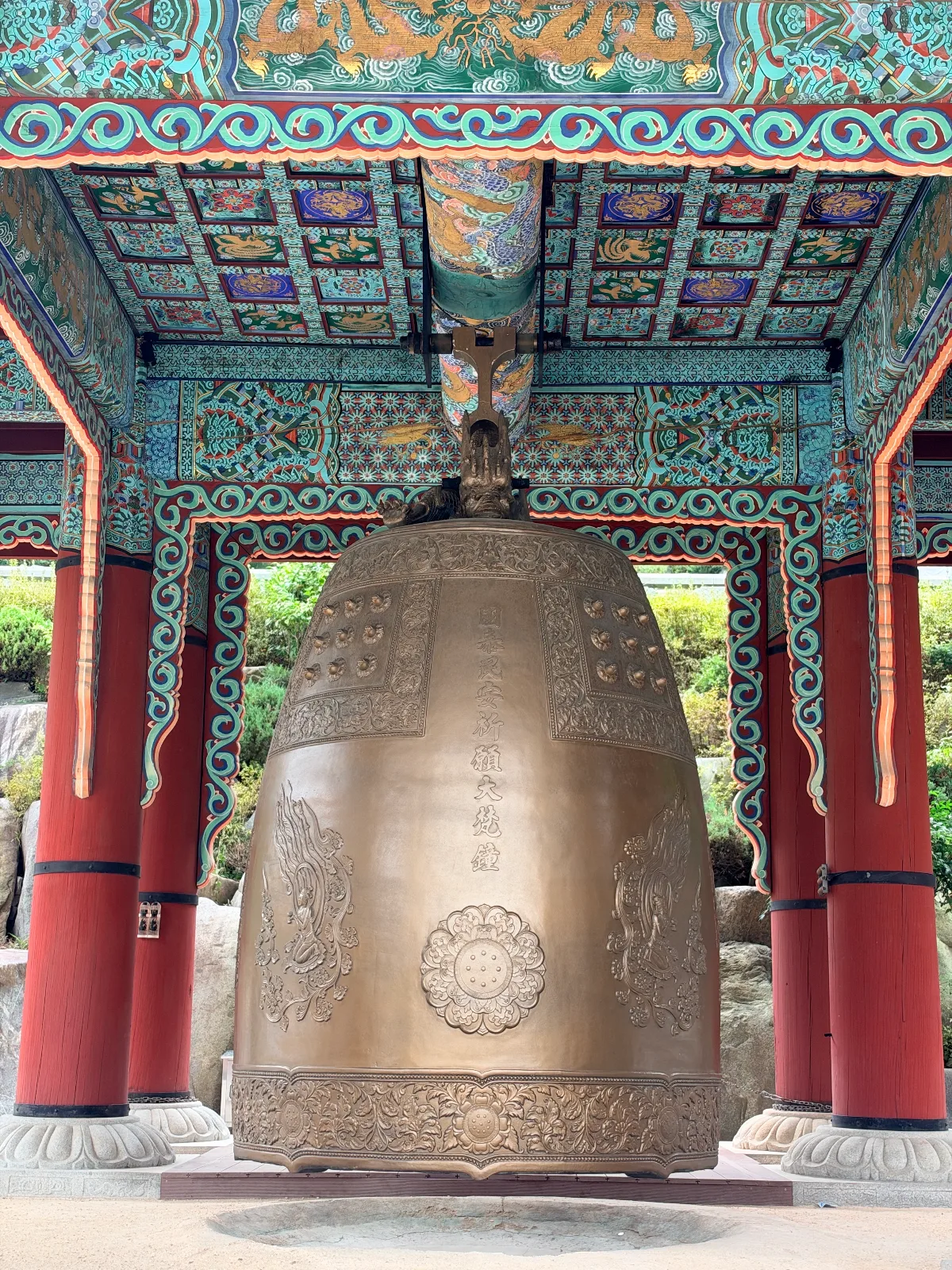 三光寺 — 丹青の天井の下に吊るされた梵鐘