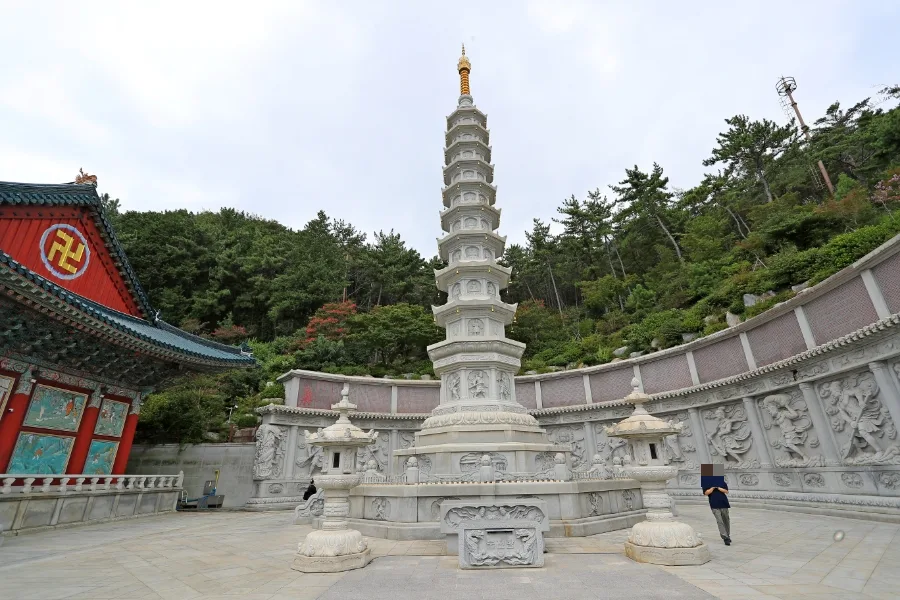 三光寺 — 石塔を囲む彫刻と石灯籠