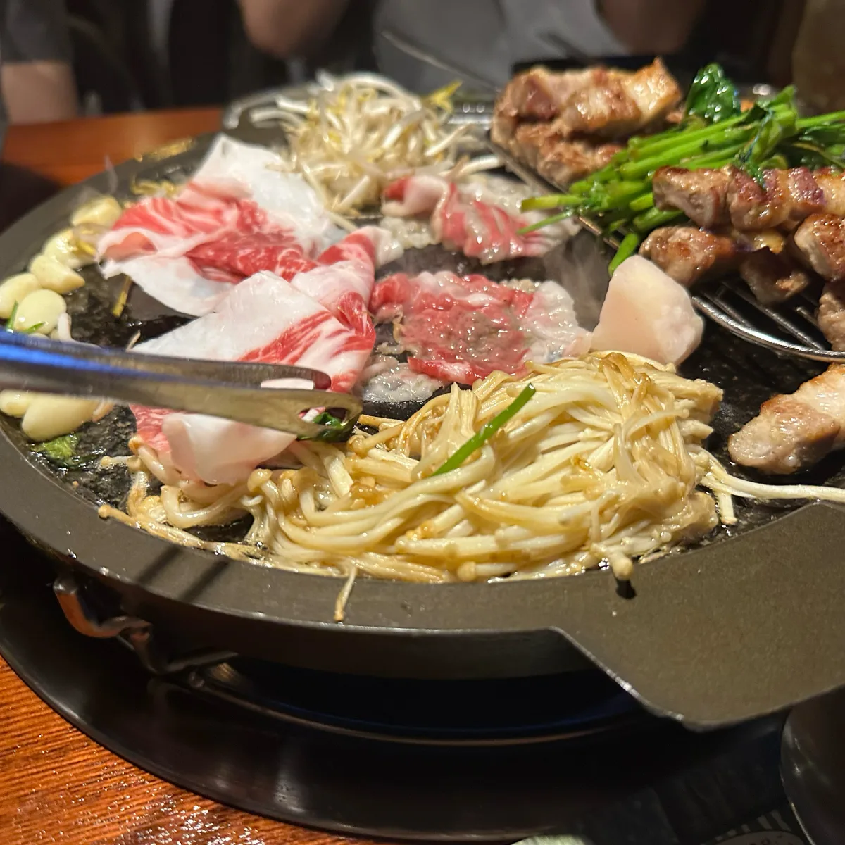竹統領サムギョプサル 東大門店 — 鉄板の薄切り肉と豚肉、エノキ