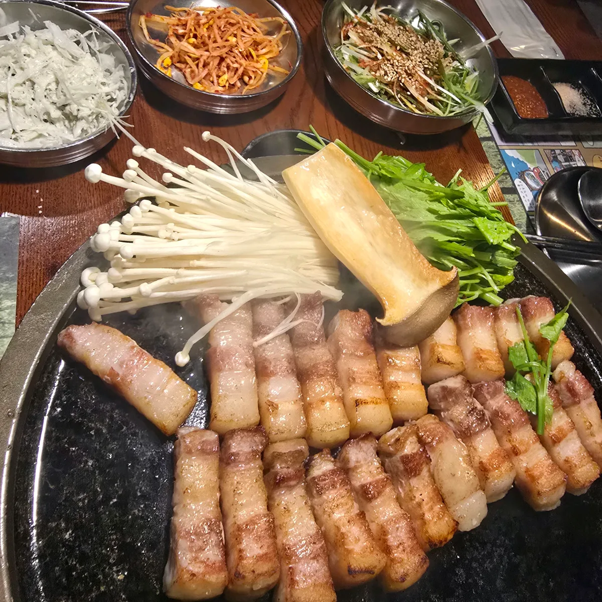 豚バラとキノコ、青菜
