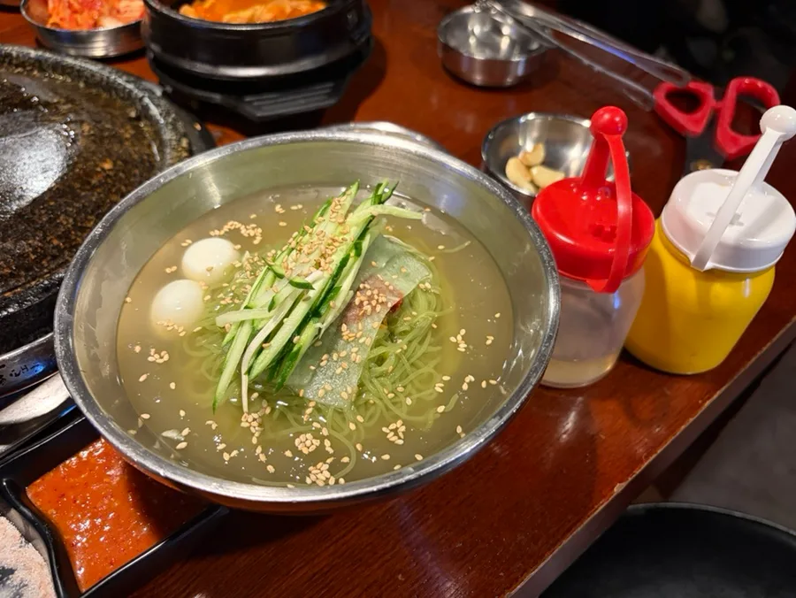 キュウリをのせた冷麺