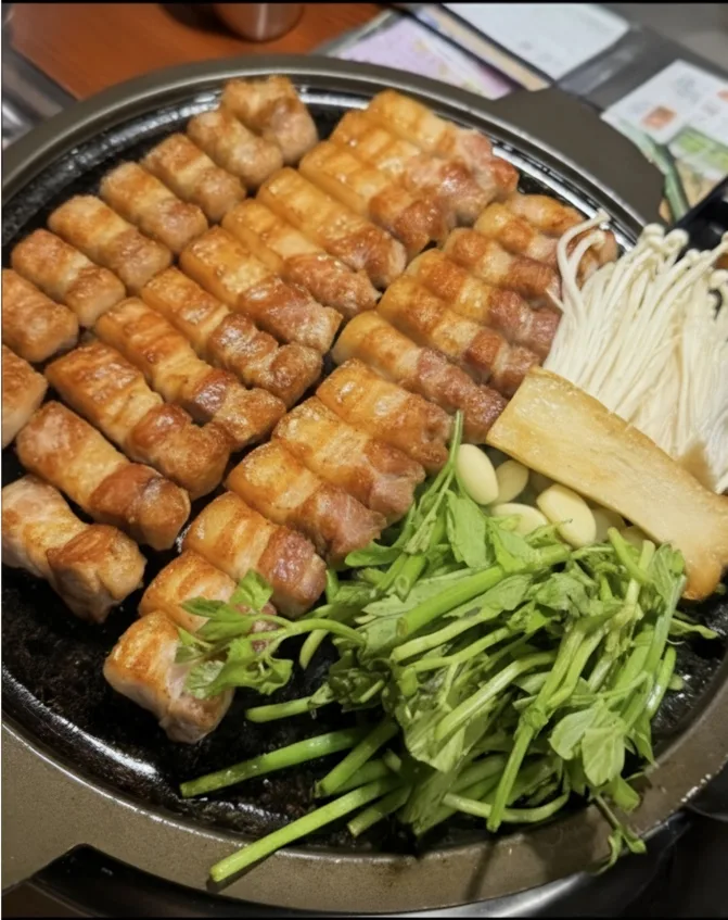 竹統領サムギョプサル 東大門店 — 鉄板に並ぶ厚切り豚バラ