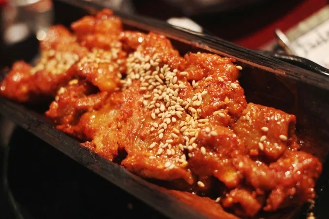 ハチミツを使った赤い豚肉