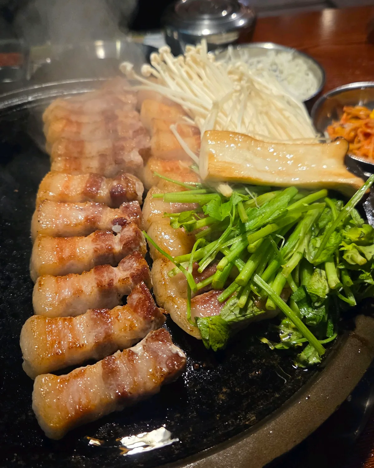 焼き上がる厚切り豚バラ