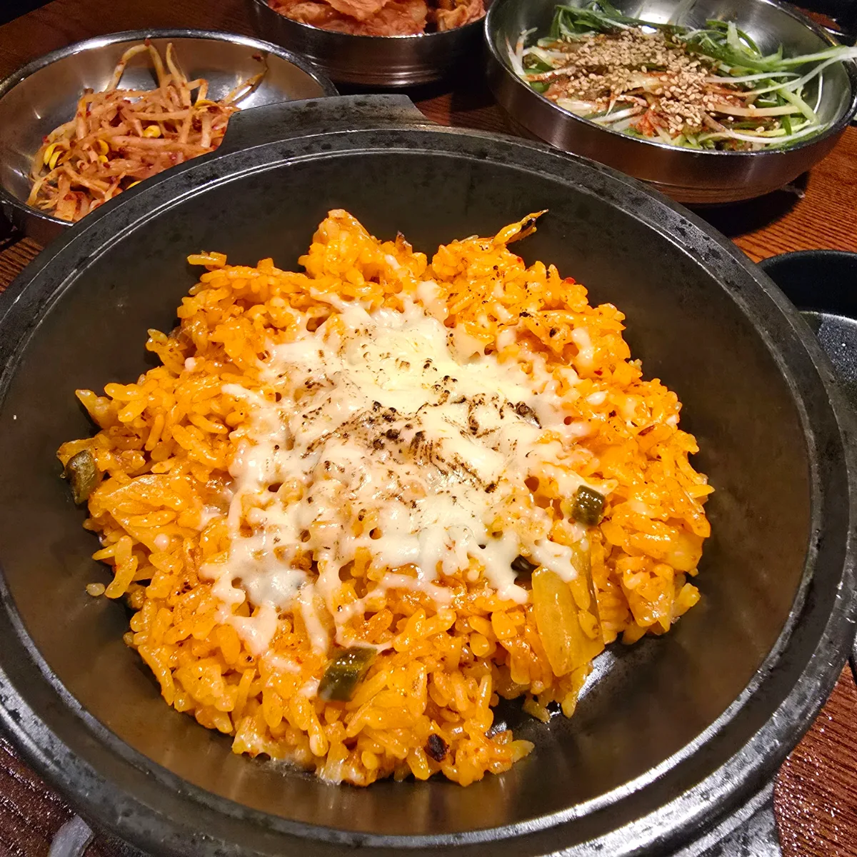 竹統領サムギョプサル 東大門店 — チーズをのせたポックンパ(焼き飯)