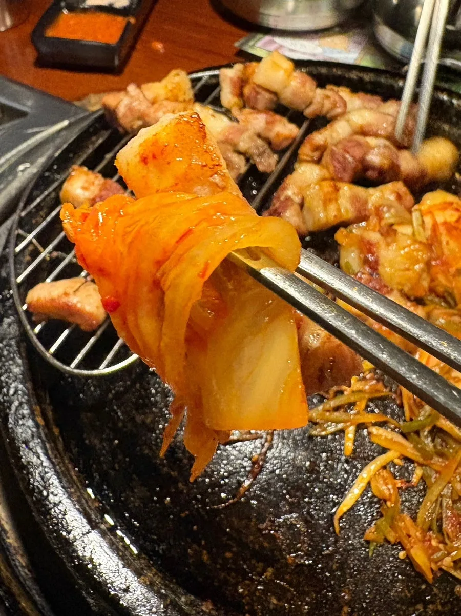 網の上で焼いたキムチ