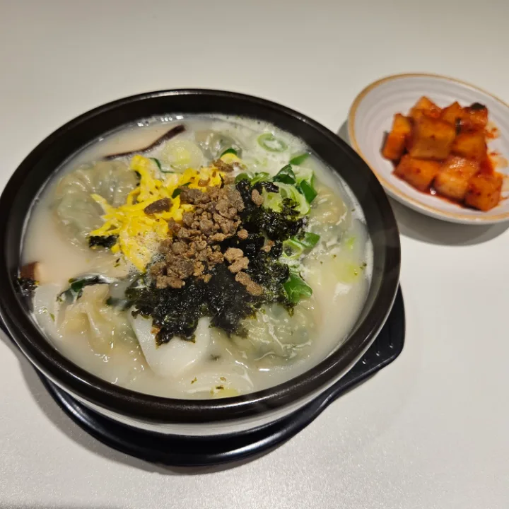 牛骨スープの餅入りマンドゥクッ