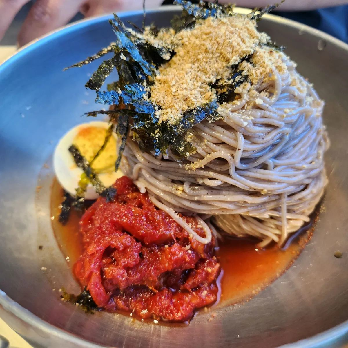 サムギョリ・トンチミマッククス 南項津店 — 赤い和え物を添えたそば麺