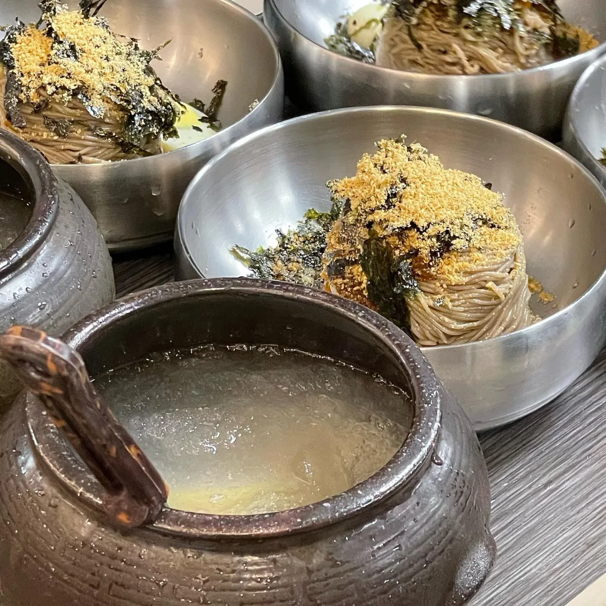 そば麺と別添えの冷たい汁