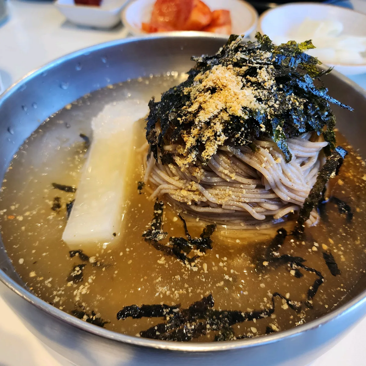 トンチミ汁を注いだマッククスと大根