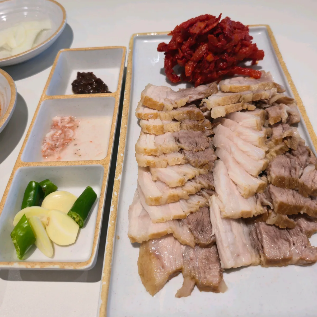 赤い和え物と薬味を添えたスユク