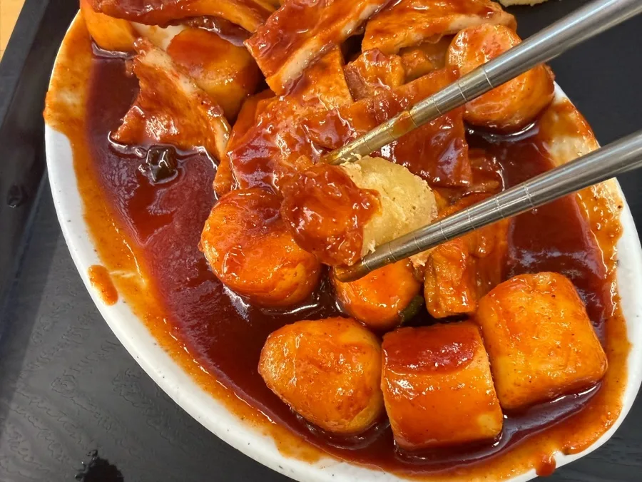 サングギネ — 赤いソースをまとった餅と練り物