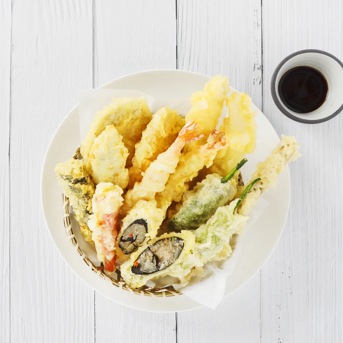 のり巻きやエビなどの揚げ物盛り
