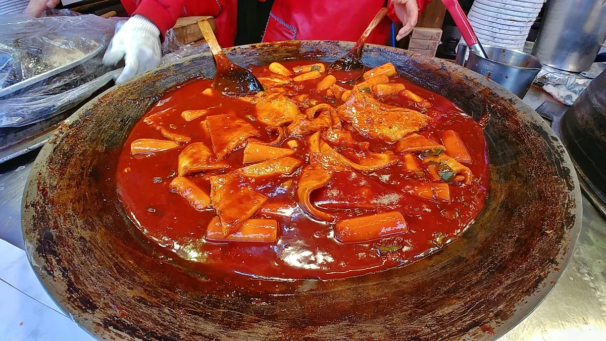 大鍋で煮込むトッポギと練り物
