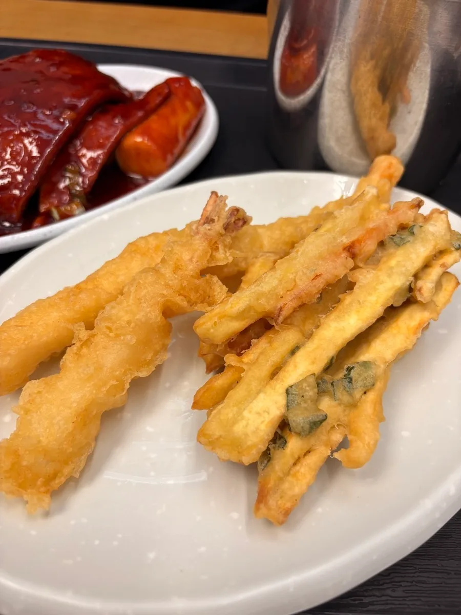 サングギネ — 白い皿に盛られた揚げ物